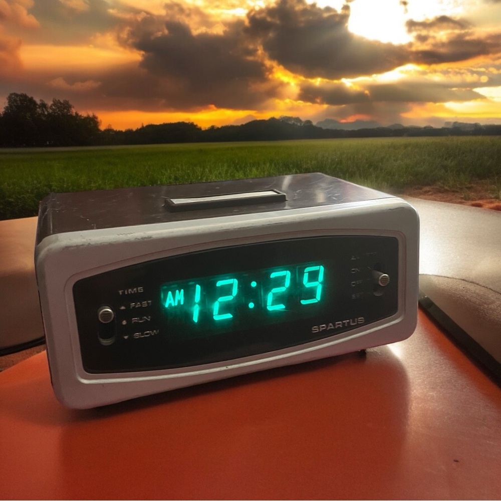 Vintage Spartus Model 21-3015-170 Alarm Clock: Easier.